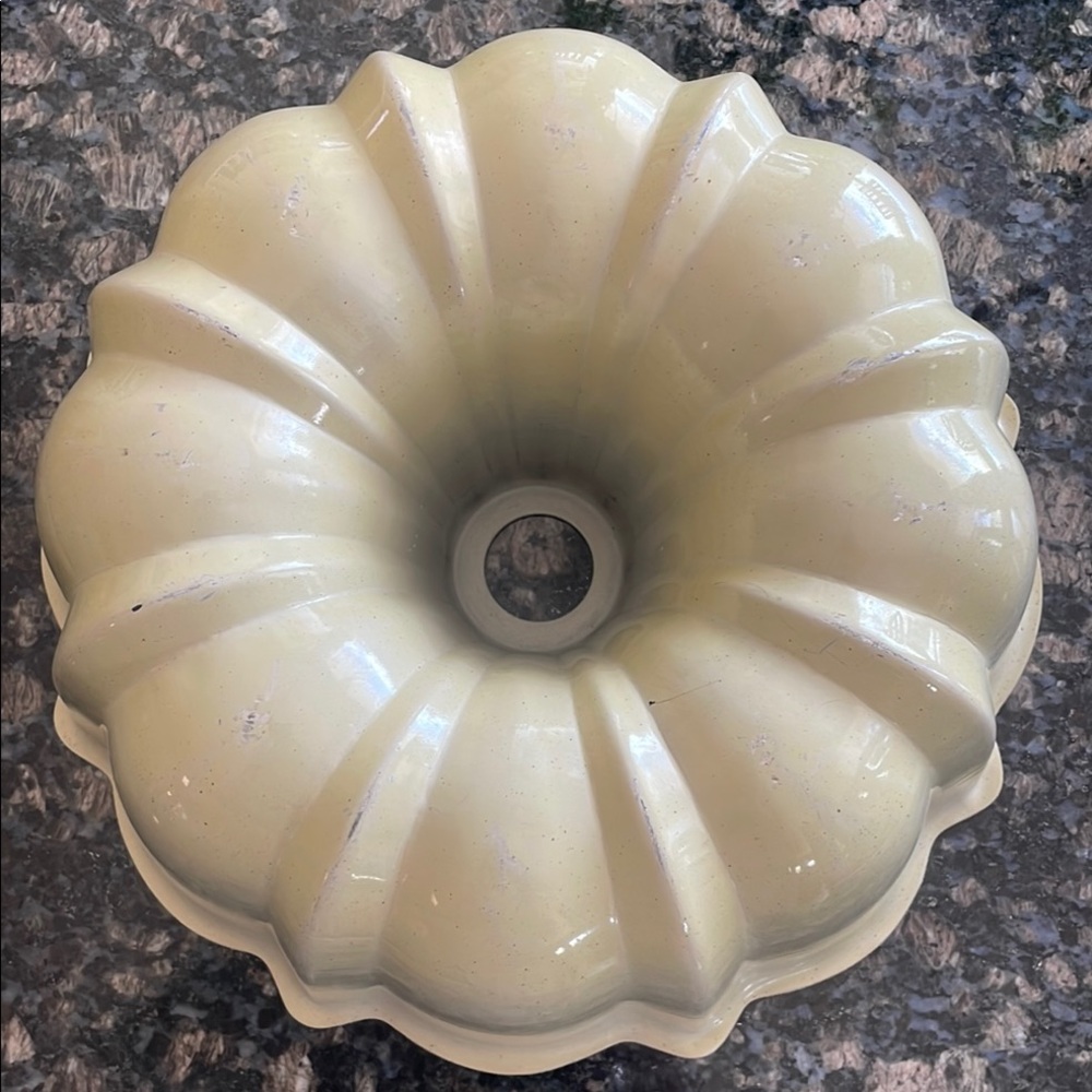 Elegant Cream Bundt Cake Pan